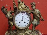 une horloge posée sur une table