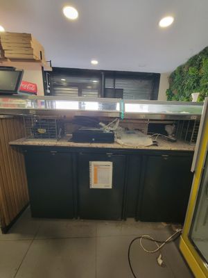 une photo d'une cuisine avec un plan de travail et un réfrigérateur
