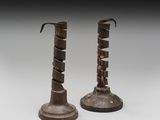 une paire de bougeoirs en bronze ornés de motifs en spirale