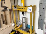 un établi avec des outils dans un garage