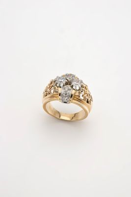 une bague en or jaune 18 carats sertie de deux diamants ronds taille brillant