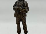 figurine en bronze représentant un homme portant un chapeau et tenant un livre