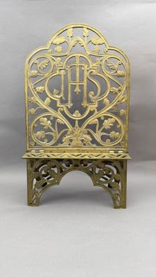 un petit banc en or orné d'un monogramme