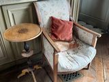 une chaise et une table dans le coin d'une pièce