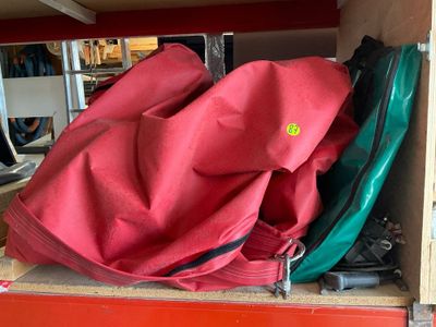 une pile de bagages posée sur une boîte rouge