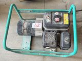 un petit chariot vert équipé d'un petit moteur