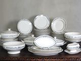 beaucoup d'assiettes et de bols sur une table