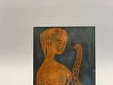 tableau représentant une femme tenant un oiseau dans sa main droite
