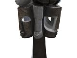 sculpture représentant un visage, réalisée en bois et en métal, sur fond blanc
