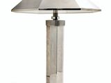 un gros plan d'une lampe de table sur fond blanc