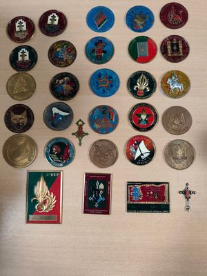 beaucoup de badges et de pin's posés sur une table