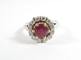 gros plan d'une bague en diamant et rubis sur une surface blanche