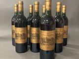 six bouteilles de vin sont alignées dans une rangée