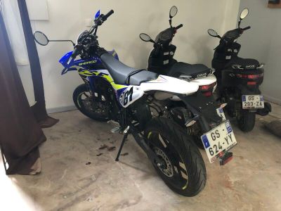 trois motos garées les unes à côté des autres dans un garage