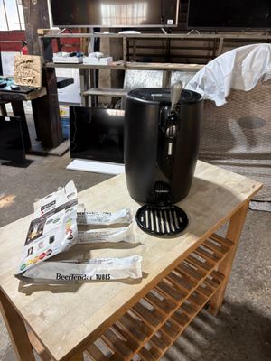 une cafetière posée sur une table en bois