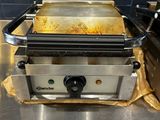 un plan de travail en acier inoxydable sur lequel est posée une casserole contenant de la nourriture