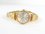 une image d'une montre-bracelet de femme sur une surface blanche