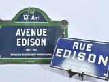deux panneaux de signalisation placés l'un à côté de l'autre