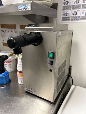une machine posée sur le comptoir d'une cuisine