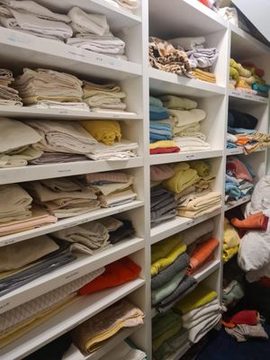 un homme qui regarde des vêtements dans une armoire