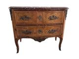 une image d'une commode en bois avec un plateau en marbre