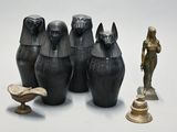 trois vases placés l'un à côté de l'autre
