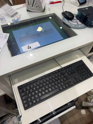 un bureau équipé d'un clavier et d'un écran