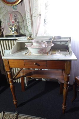 une petite table sur laquelle est posé un bol