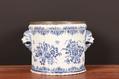 un vase bleu et blanc posé sur une table en bois