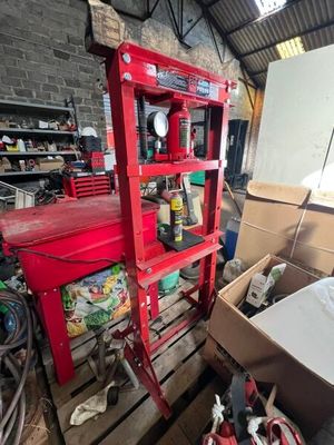 un établi rouge dans un garage rempli d'outils