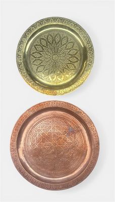 Un lot composé de (2) grands plateaux de table marocains en …