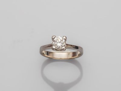 une bague à une seule pierre en diamant