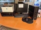 un ordinateur de bureau posé sur un bureau, avec une souris et un clavier