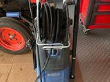 une machine bleue posée sur le sol