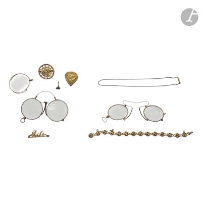 une photo représentant un ensemble d'objets, notamment des lunettes, des bracelets et des broches