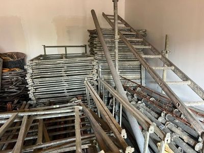 beaucoup de tuyaux empilés dans une pièce