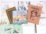 de nombreux livres posés sur une table