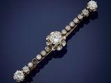une broche en forme de barre sertie de diamants, signée Van Cleef