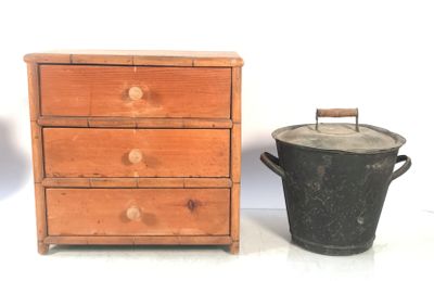 Mobilier de poupée comprenant une commode à l'imitation du b…
