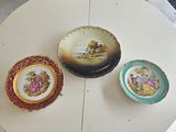 trois assiettes posées côte à côte sur une table blanche
