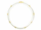 gros plan d'un collier sur une surface blanche