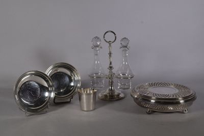 beaucoup d'objets en argent et en verre sur la table