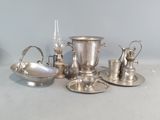 beaucoup d'objets en argent qui se trouvent sur la table