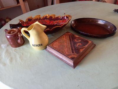 une table sur laquelle se trouvent un bol de fruits, un pichet et un livre