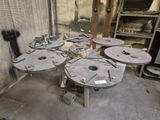 un tas de tables en métal qui se trouvent dans une pièce