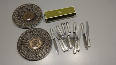 beaucoup d'argent et de couverts sur une table