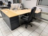 un bureau sur lequel se trouvent une chaise et un écran d'ordinateur