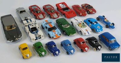 tout un tas de petites voitures alignées les unes à côté des autres