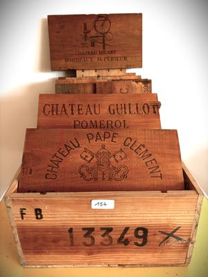 une caisse en bois contenant plusieurs caisses de vin