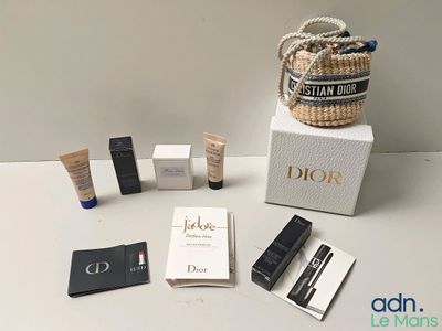 Les produits de beauté Christian Dior sont présentés sur une table, à côté d'un panier
